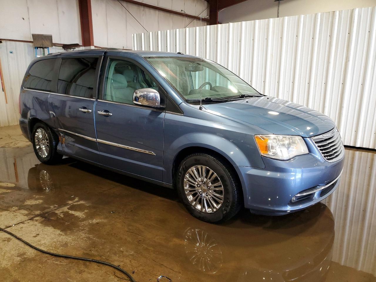 2011 Chrysler Town & Country Limited - Image 4