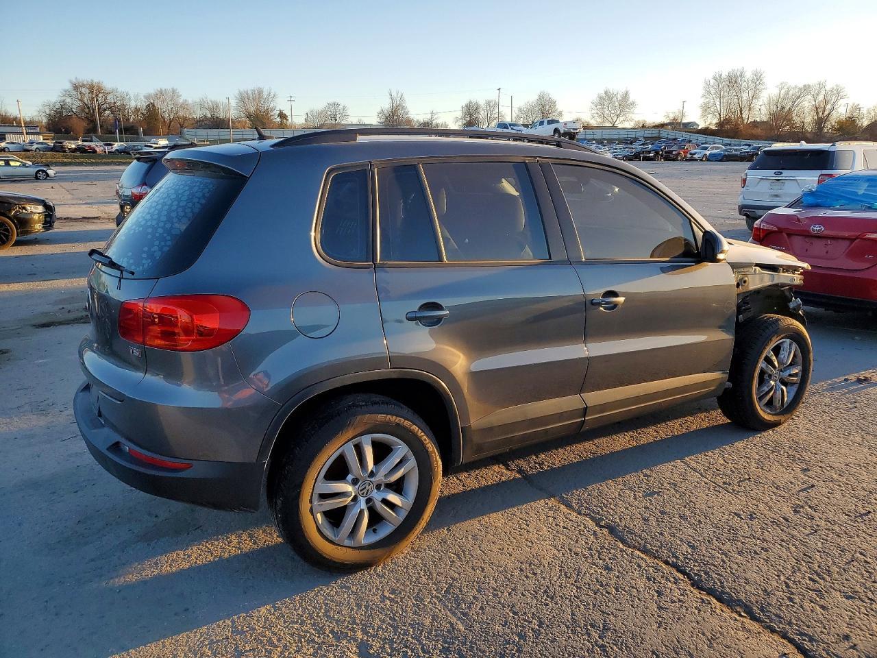 2016 Volkswagen Tiguan S - Фото 3