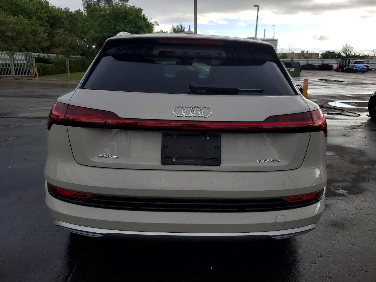 2022 Audi E-Tron Premium - Image 6