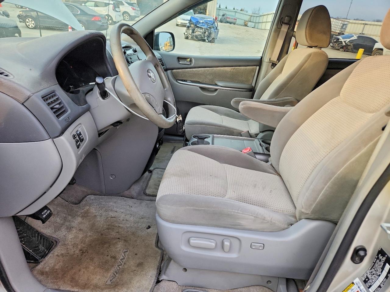 2010 Toyota Sienna Ce - Image 7
