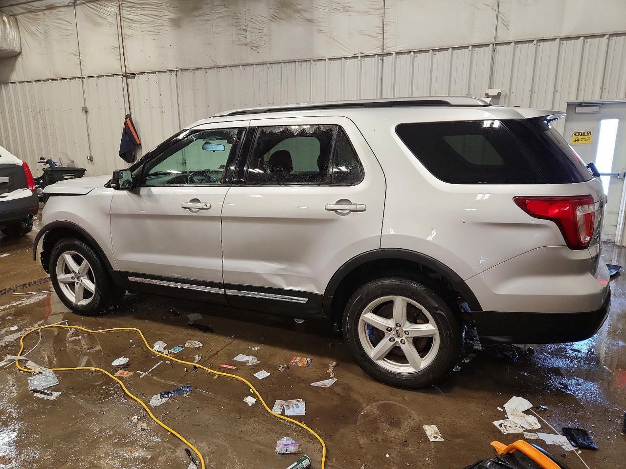 2017 Ford Explorer Xlt - Фото 2