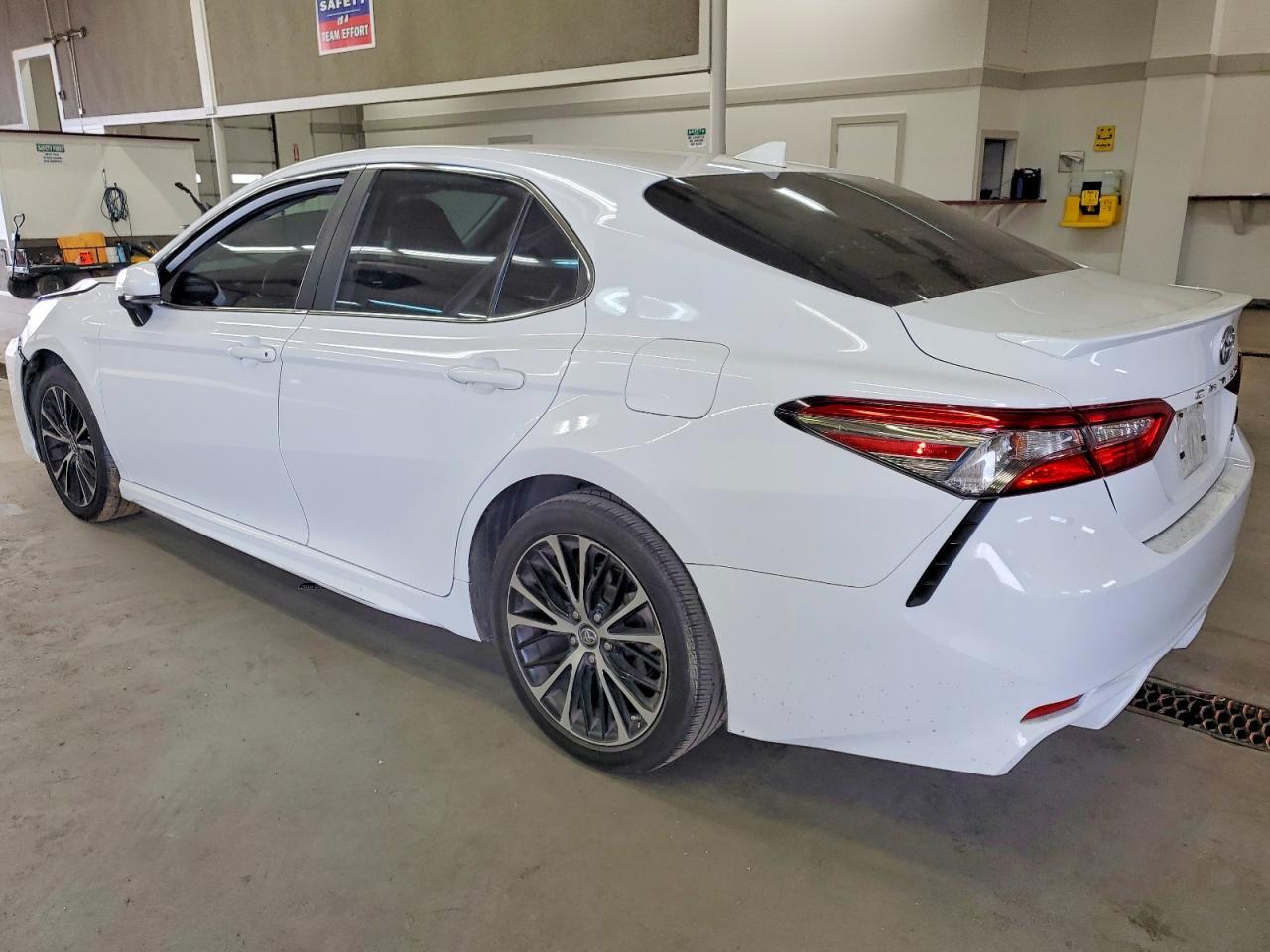 2019 Toyota Camry L - Фото 2