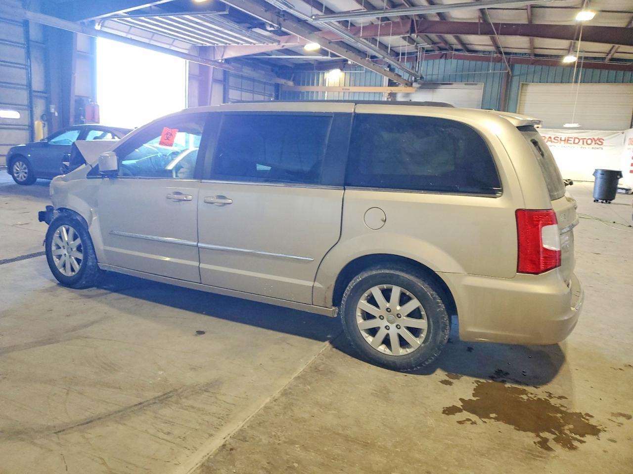 2015 Chrysler Town & Country Touring - Image 2