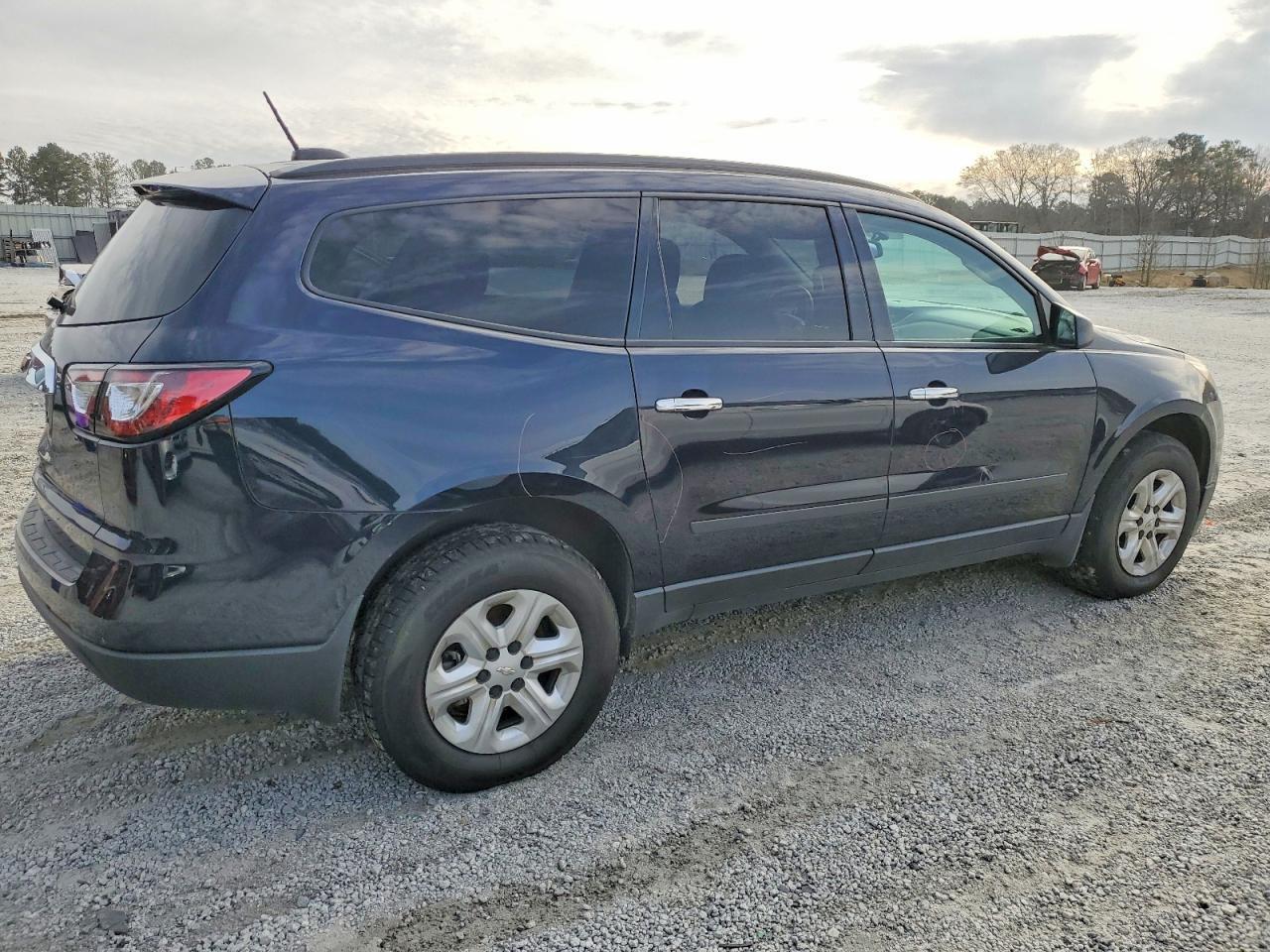 2017 Chevrolet Traverse Ls - Фото 3