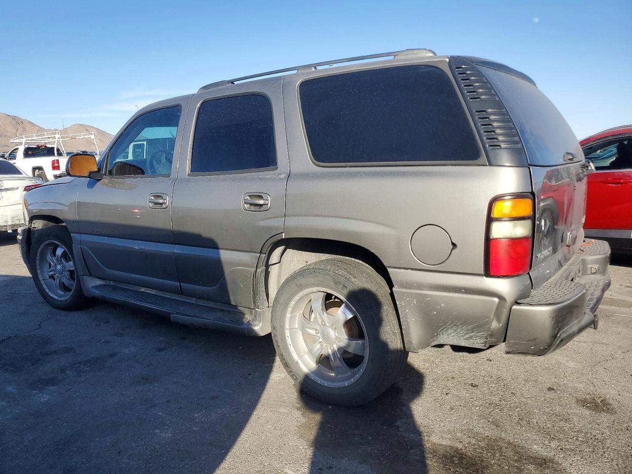 2005 GMC Yukon Denali - Фото 2