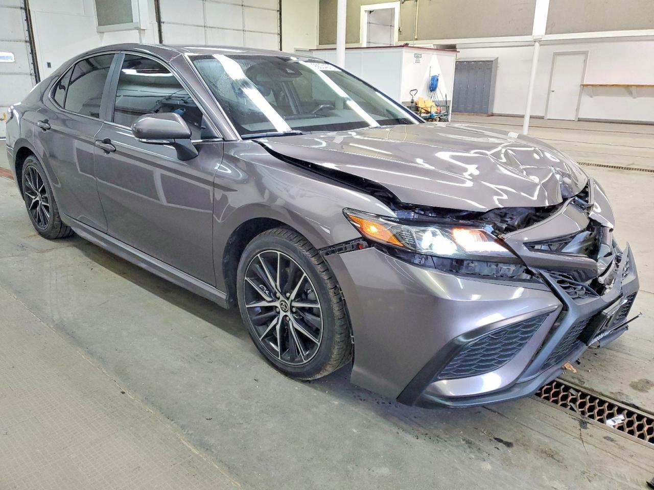2022 Toyota Camry Se - Image 4