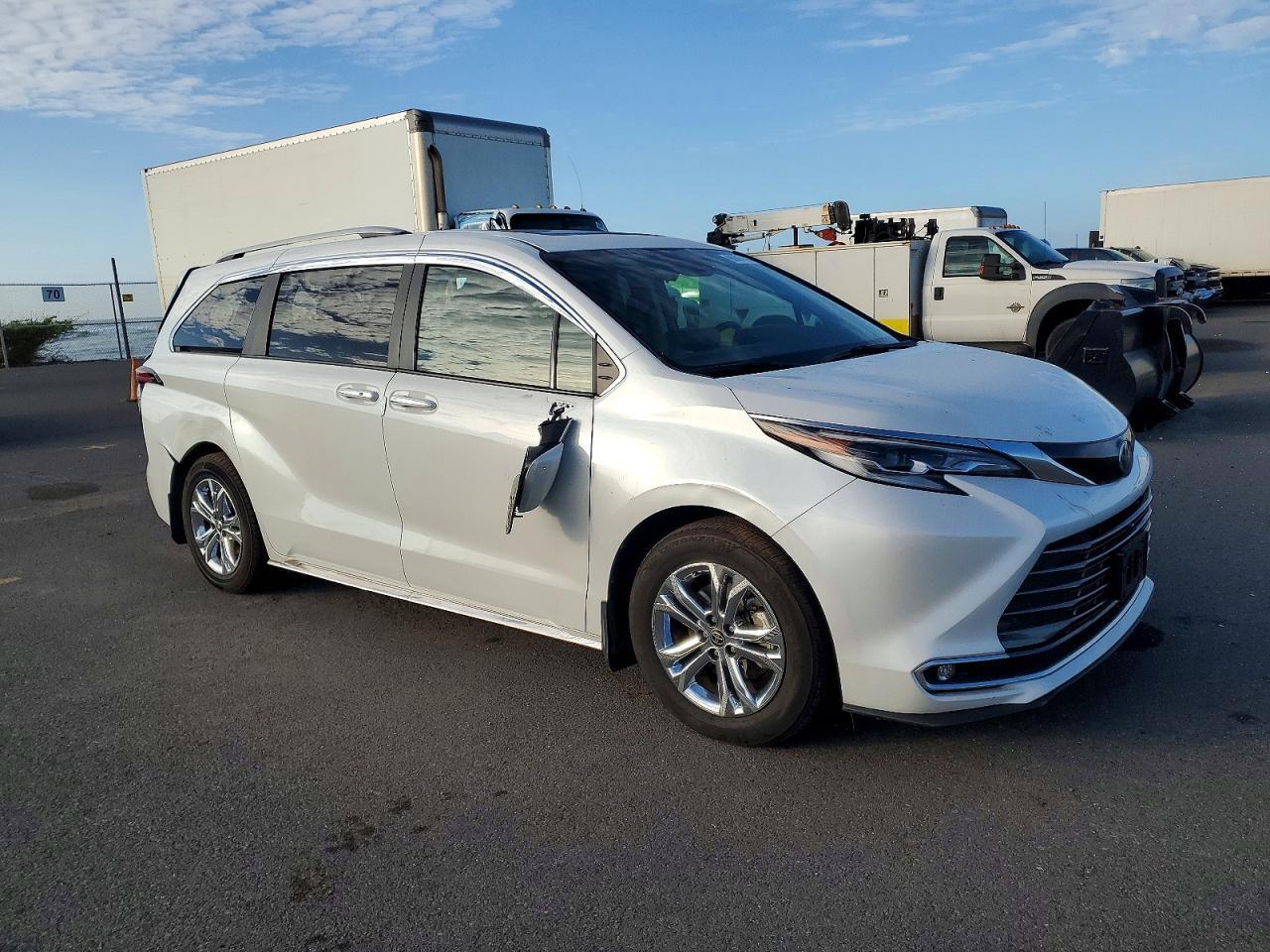 2022 Toyota Sienna Limited - Image 4