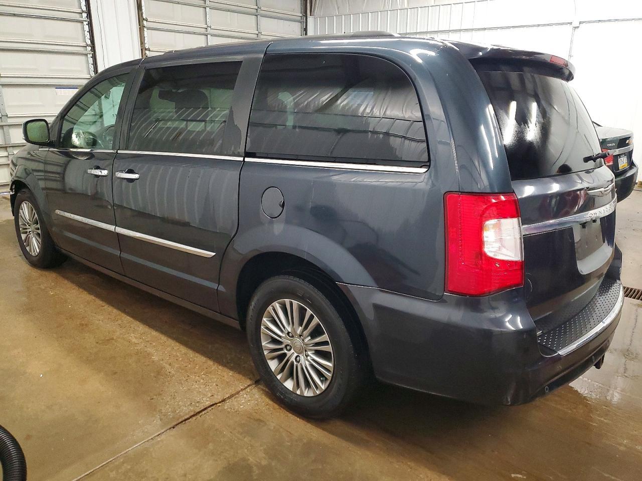 2014 Chrysler Town & Country Touring L - Фото 2