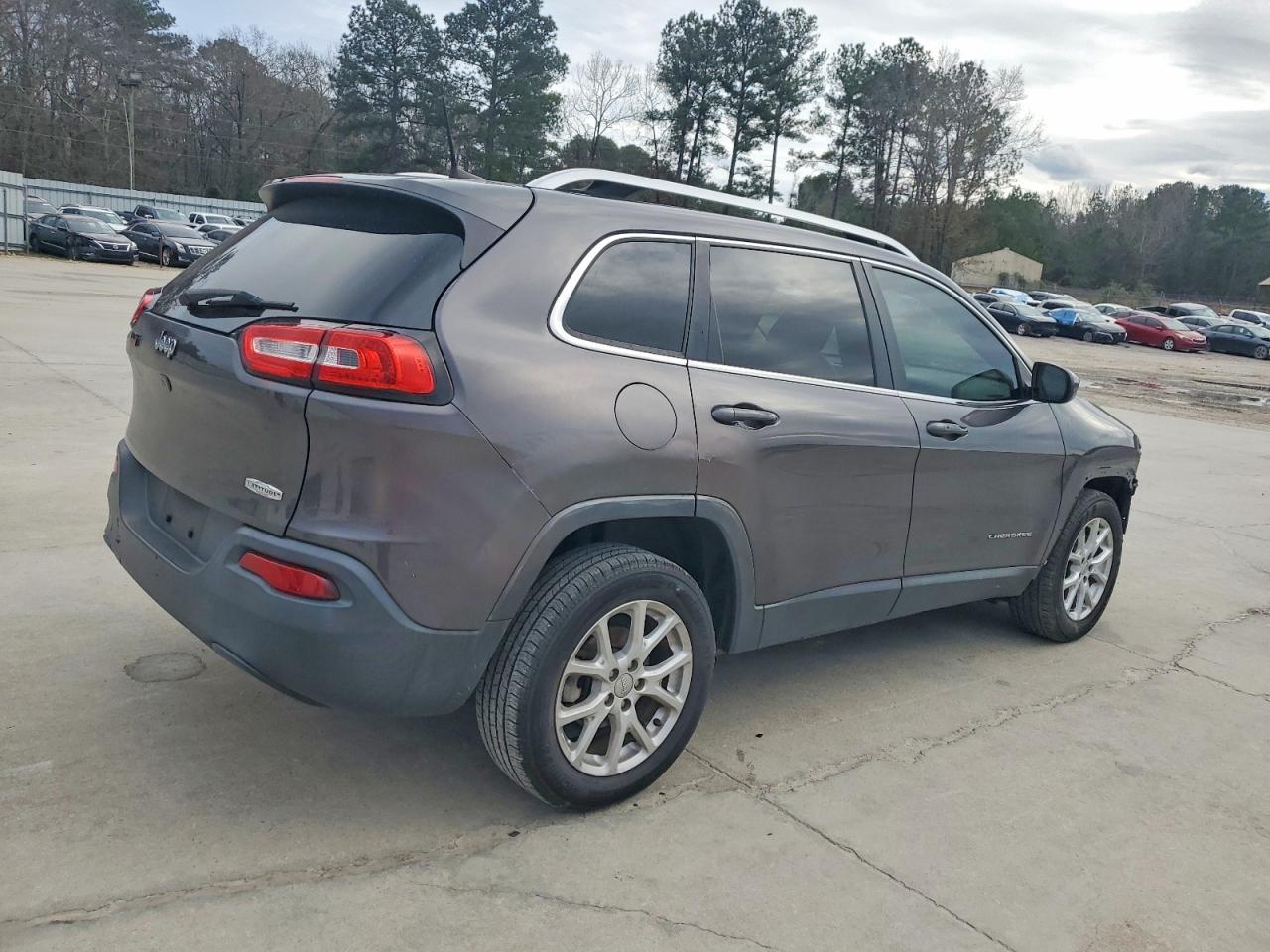 2018 Jeep Cherokee Latitude Plus - Image 3