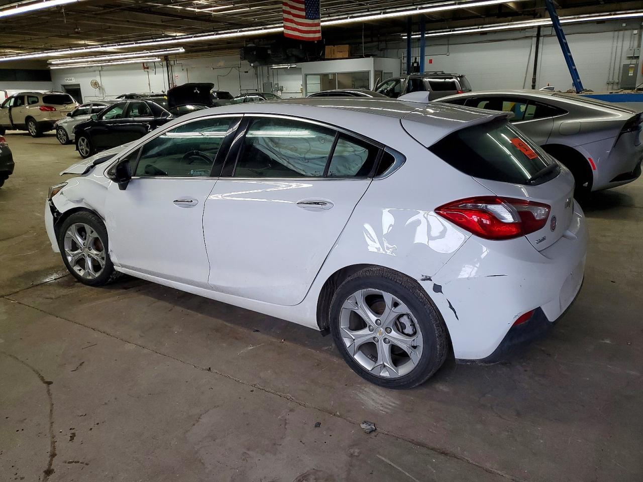 2017 Chevrolet Cruze Premier - Фото 2