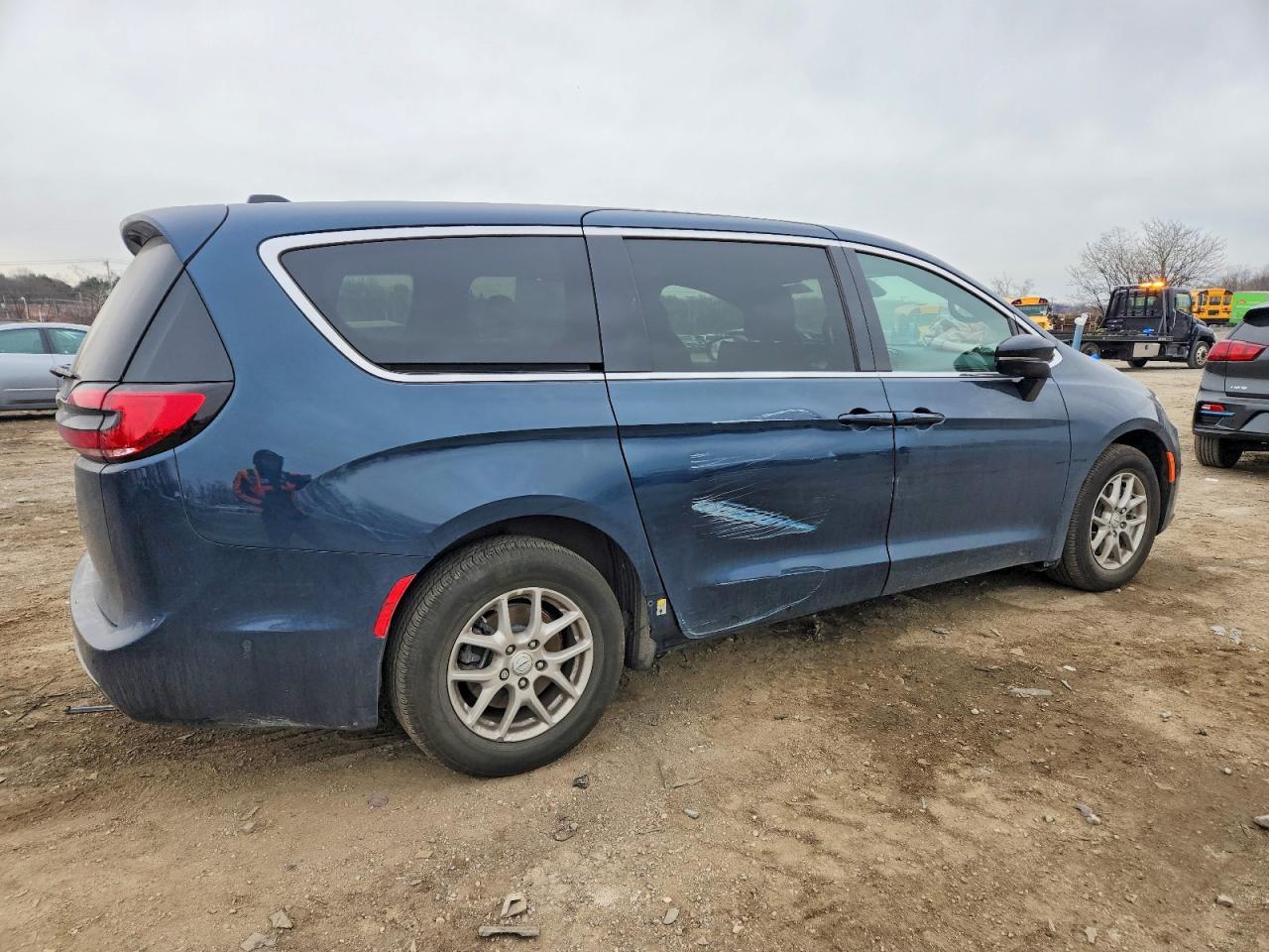 2025 Chrysler Pacifica Select - Image 3