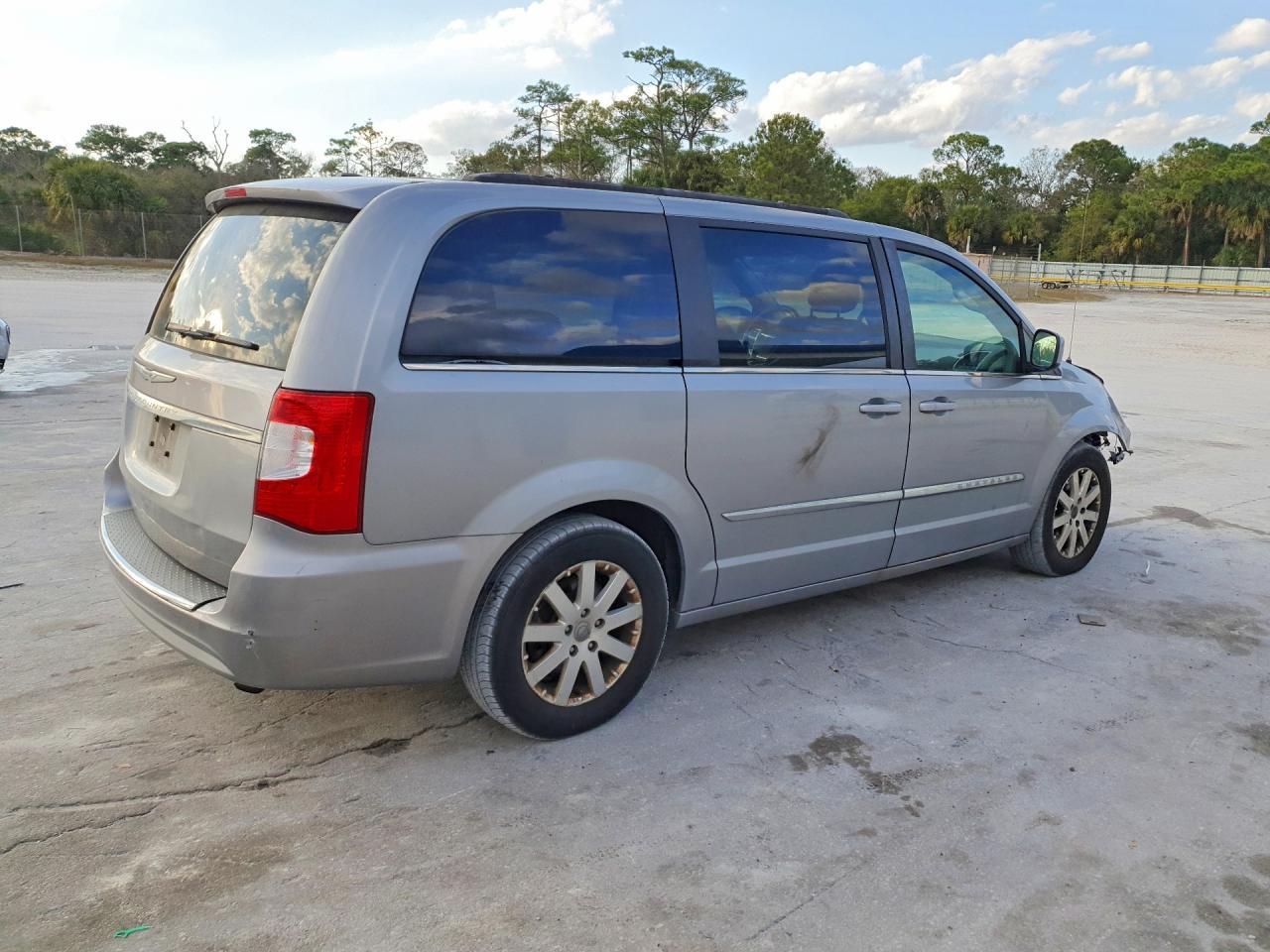 2013 Chrysler Town & Country Touring - Фото 3