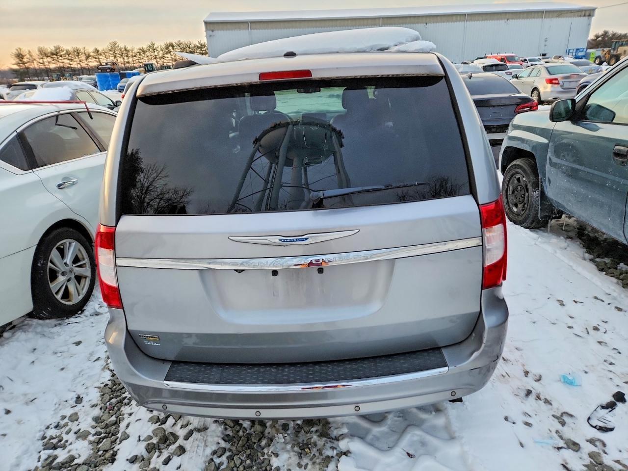 2015 Chrysler Town And C - Фото 6