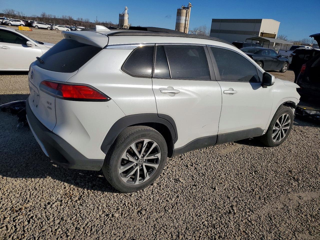 2022 Toyota Corolla Cross Xle - Image 3
