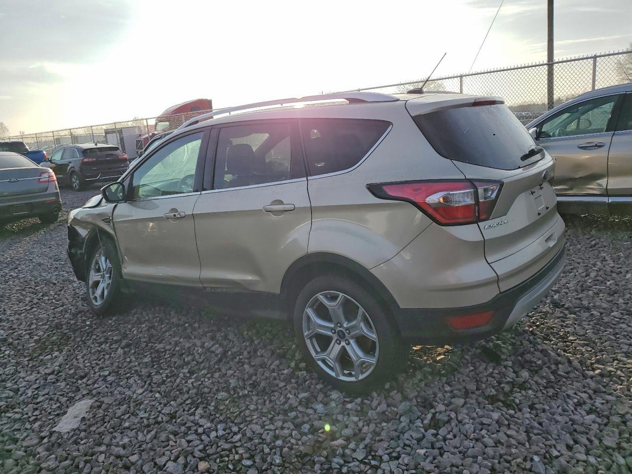 2017 Ford Escape Titanium - Фото 2