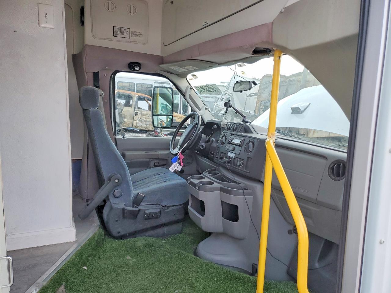 2009 Ford E450 Recreational Vehicle - Image 5