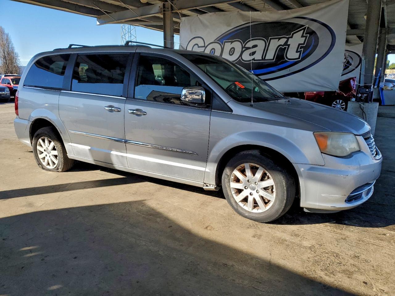 2012 Chrysler Town & Country Touring L - Фото 4