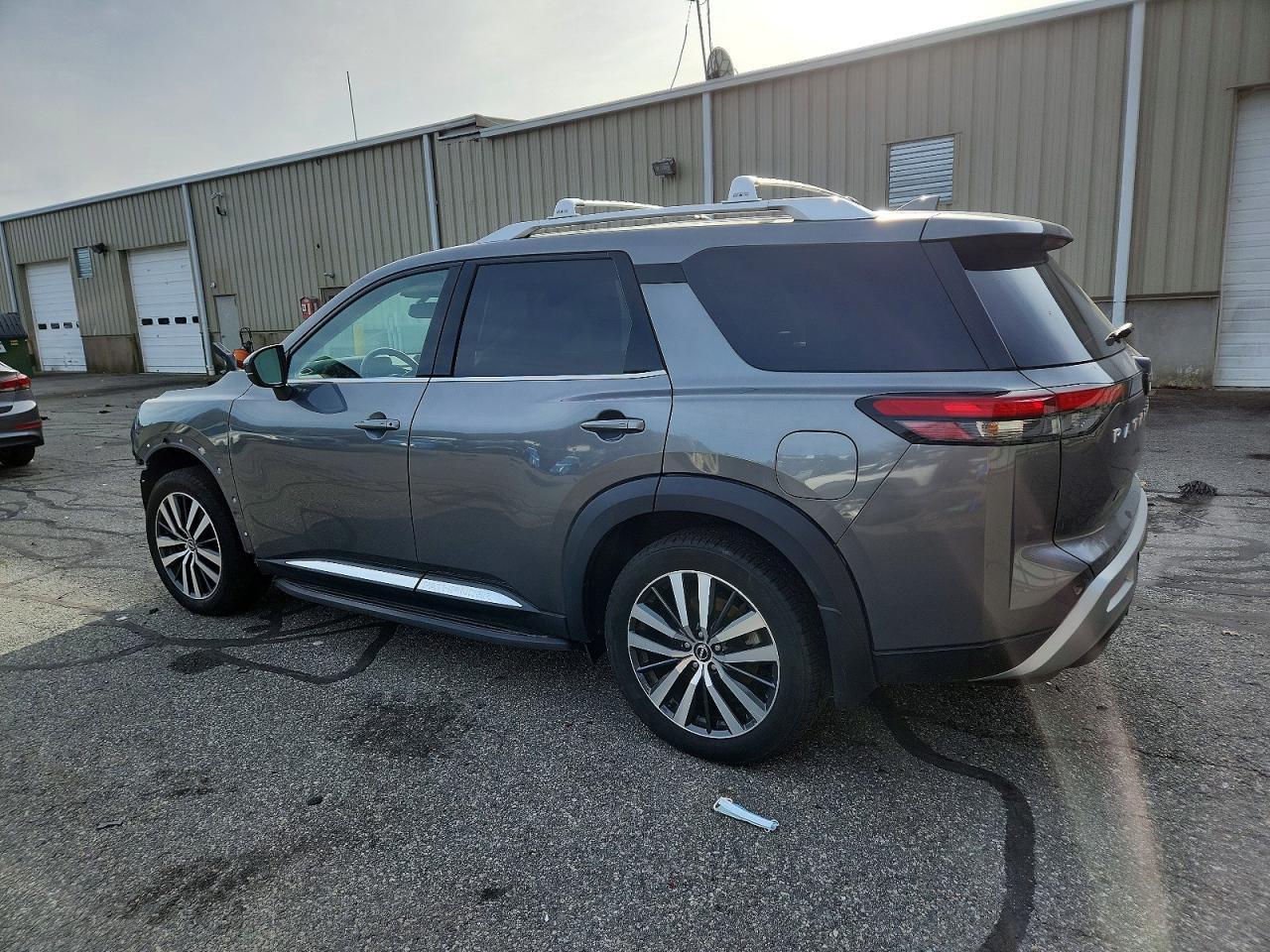 2022 Nissan Pathfinder Platinum - Фото 2