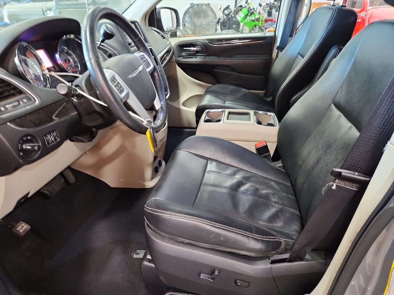 2013 Chrysler Town & Country Touring - Image 7
