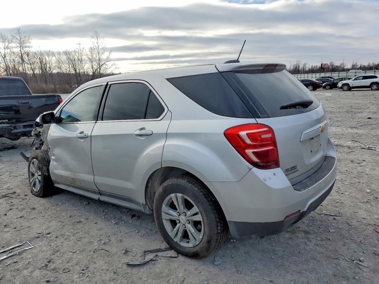 2017 Chevrolet Equinox Ls - Фото 2