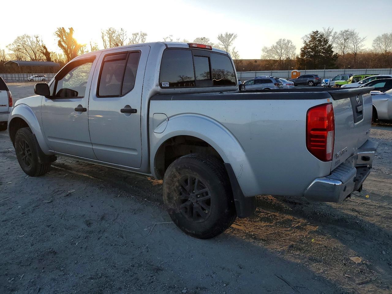2015 Nissan Frontier S - Фото 2