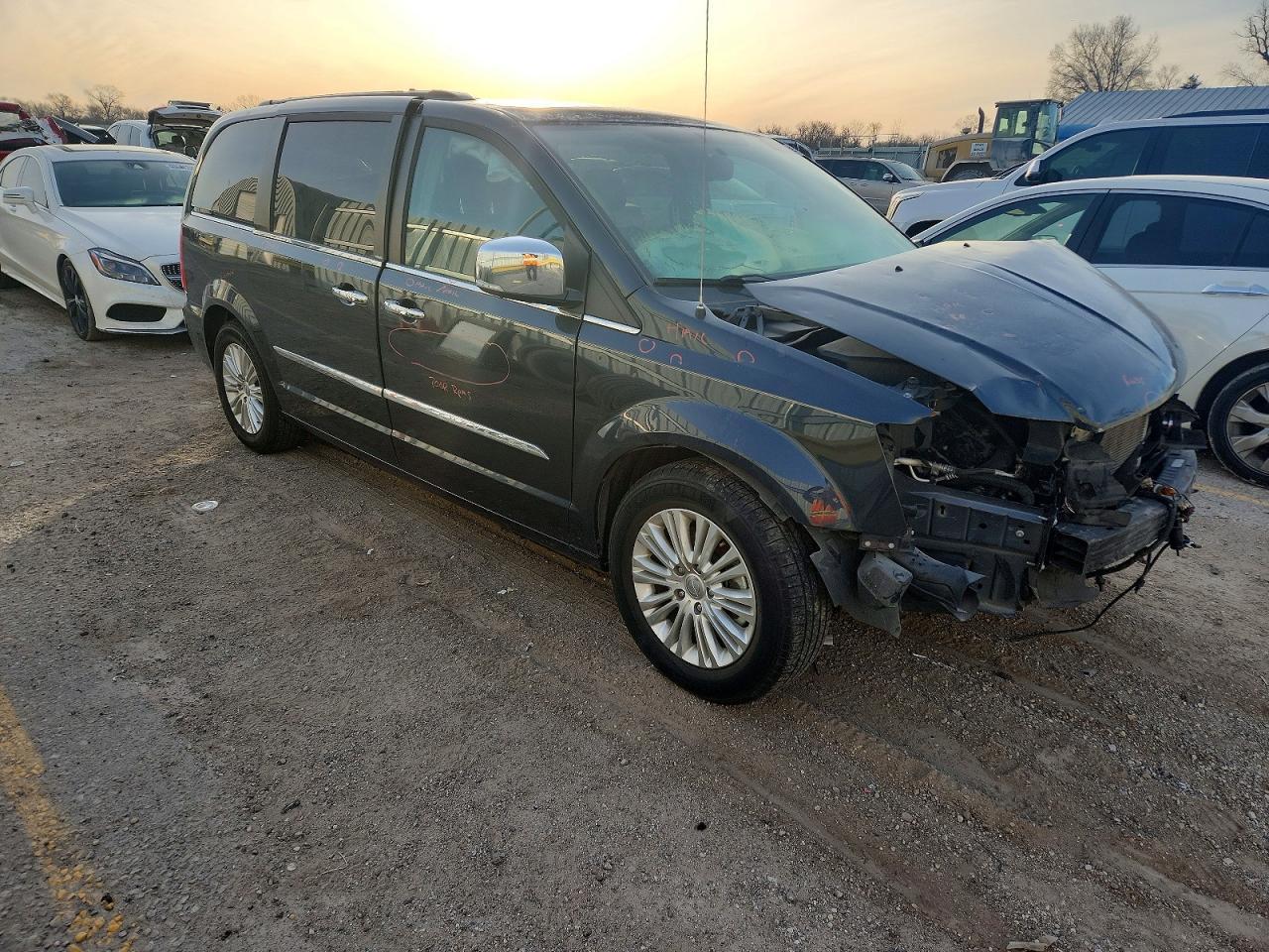 2013 Chrysler Town & Country Touring L - Фото 4