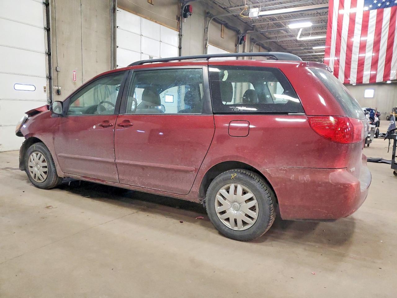 2010 Toyota Sienna Ce 7-Passenger - Фото 2