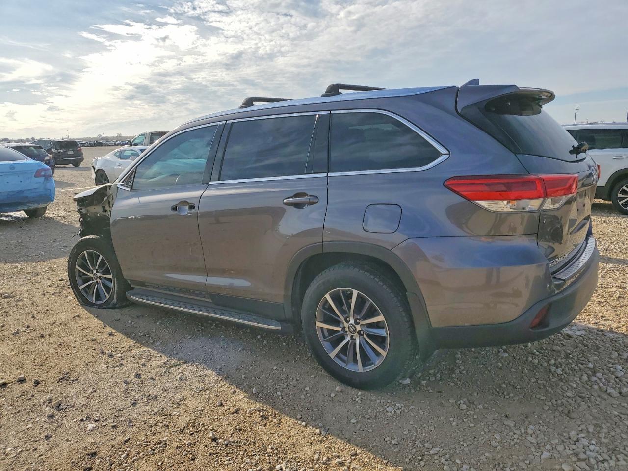 2019 Toyota Highlander - Фото 2