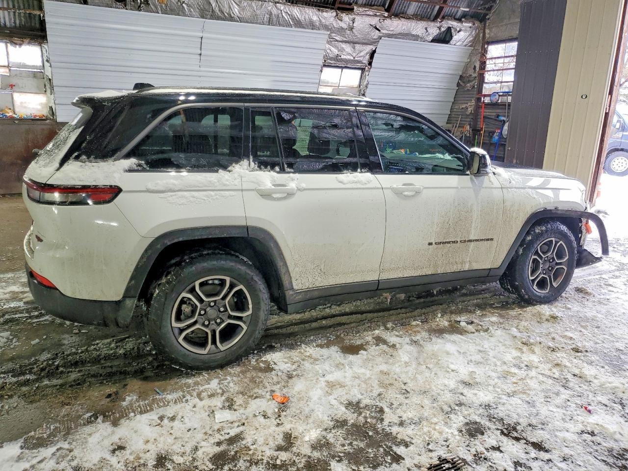 2022 Jeep Grand Cherokee Trailhawk - Image 3