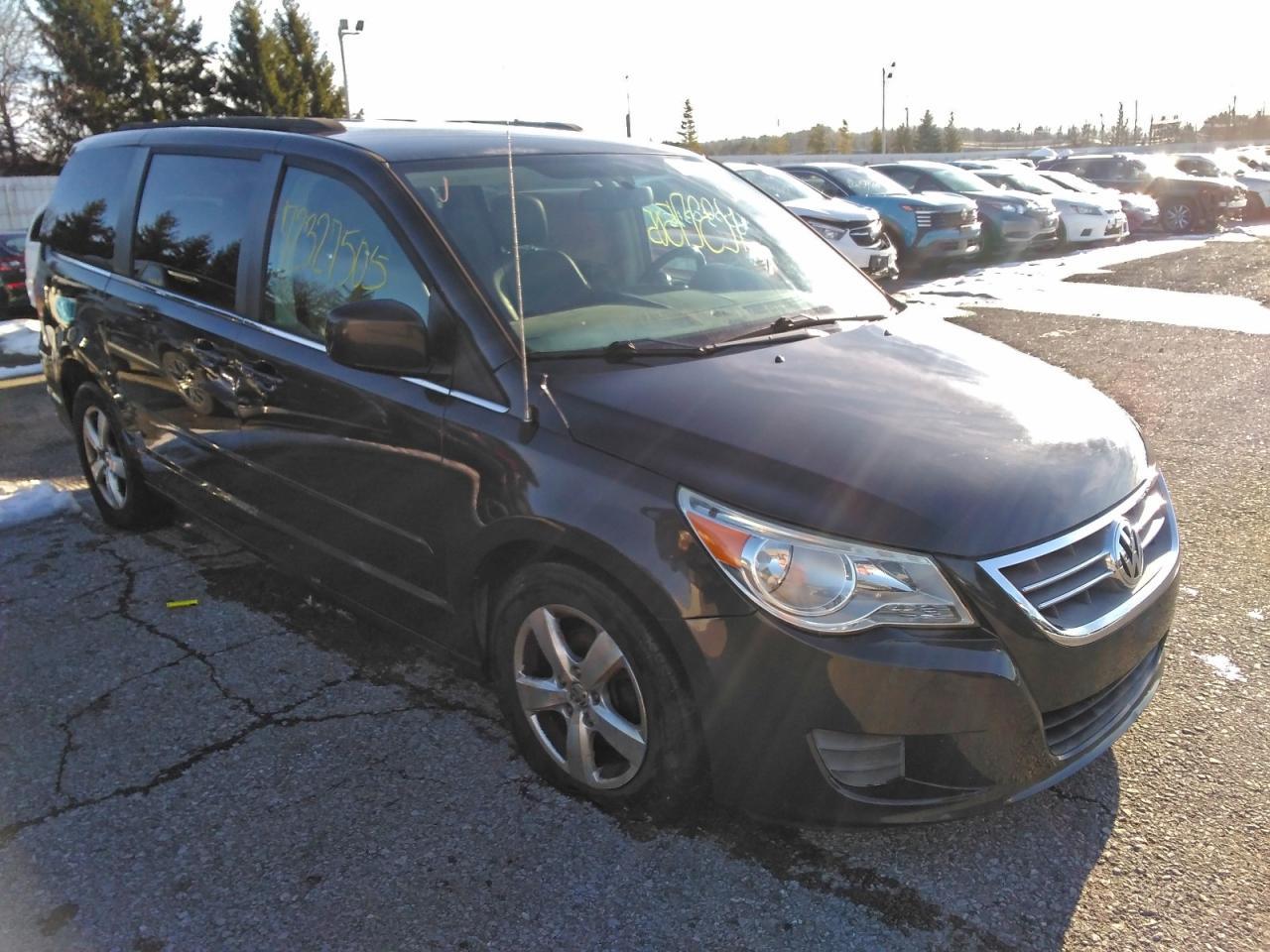 2011 Volkswagen Routan Se - Image 4