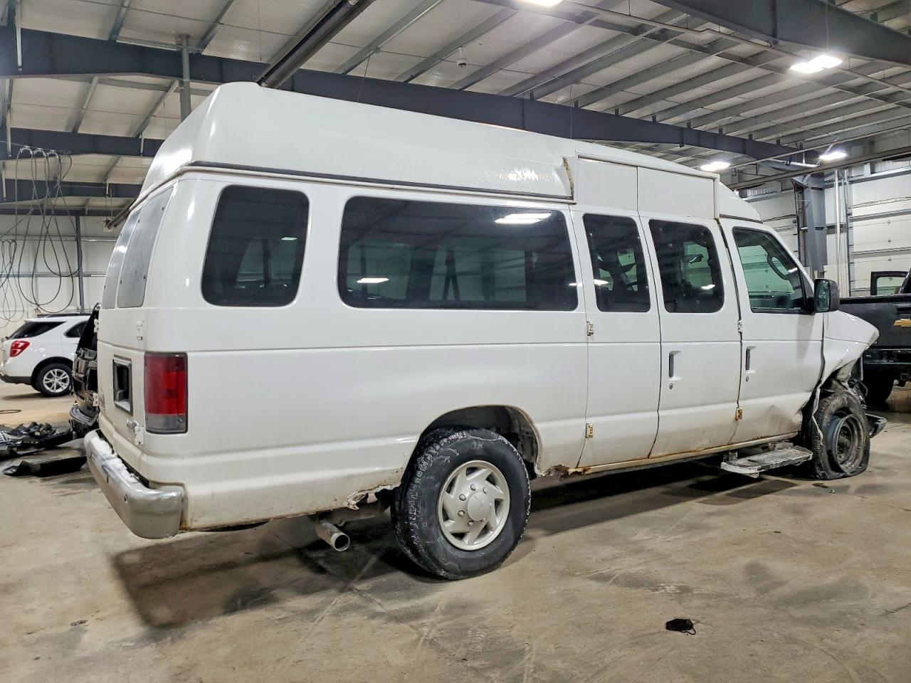 2010 Ford Econoline E350 Super Duty Wagon - Фото 3