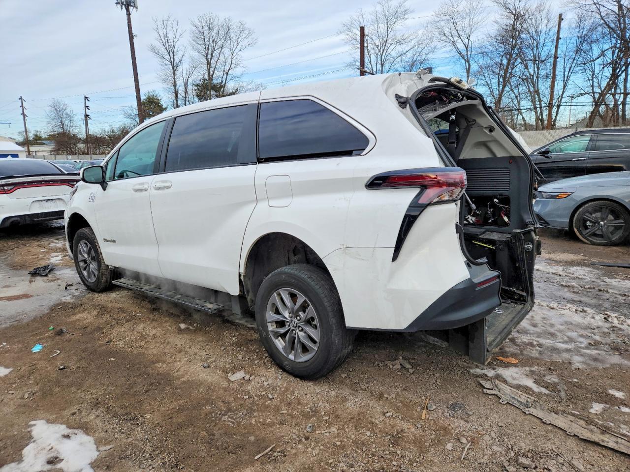 2024 Toyota Sienna Le - Фото 2