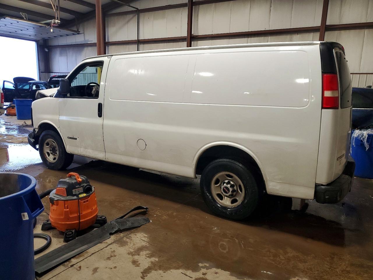 2011 GMC Savana 3500 Utility / Service Van - Фото 2