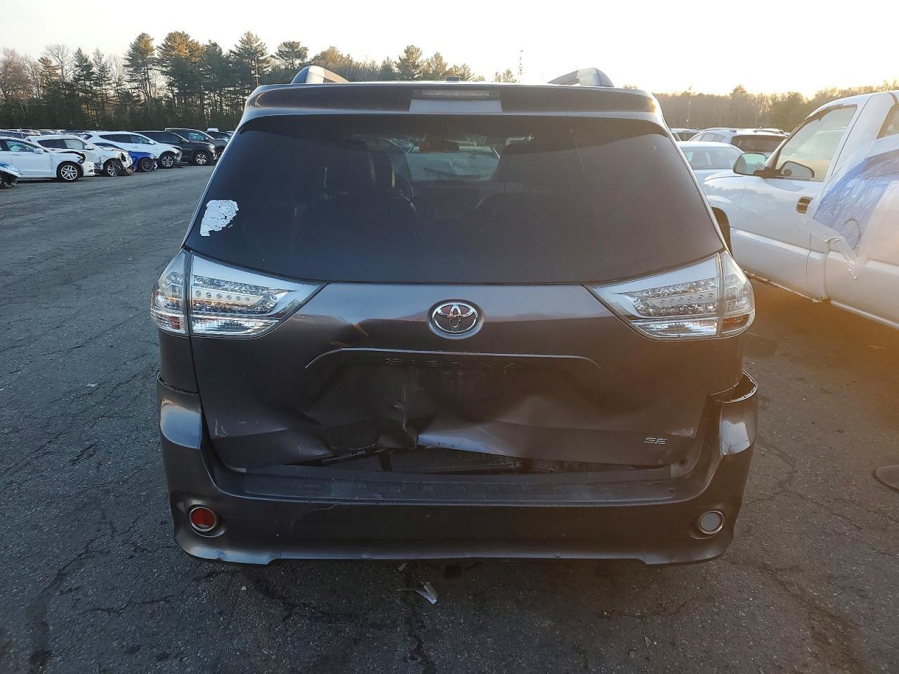 2011 Toyota Sienna Sport - Image 6