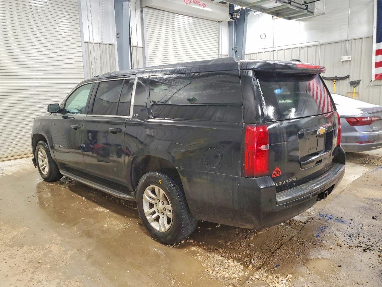 2016 Chevrolet Suburban K1500 Ls - Фото 2