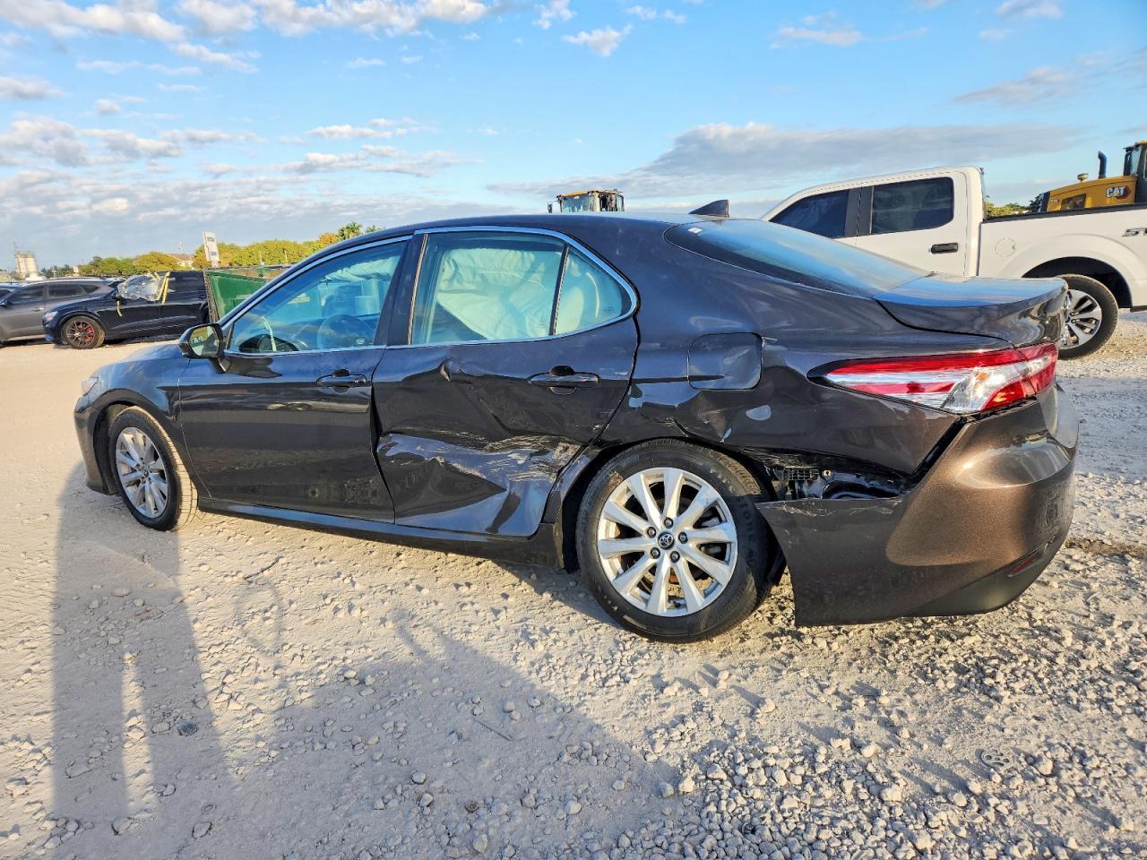 2020 Toyota Camry Le - Фото 2