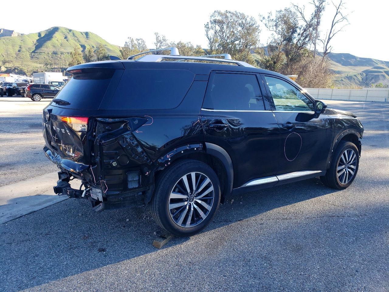 2022 Nissan Pathfinder Platinum - Фото 3