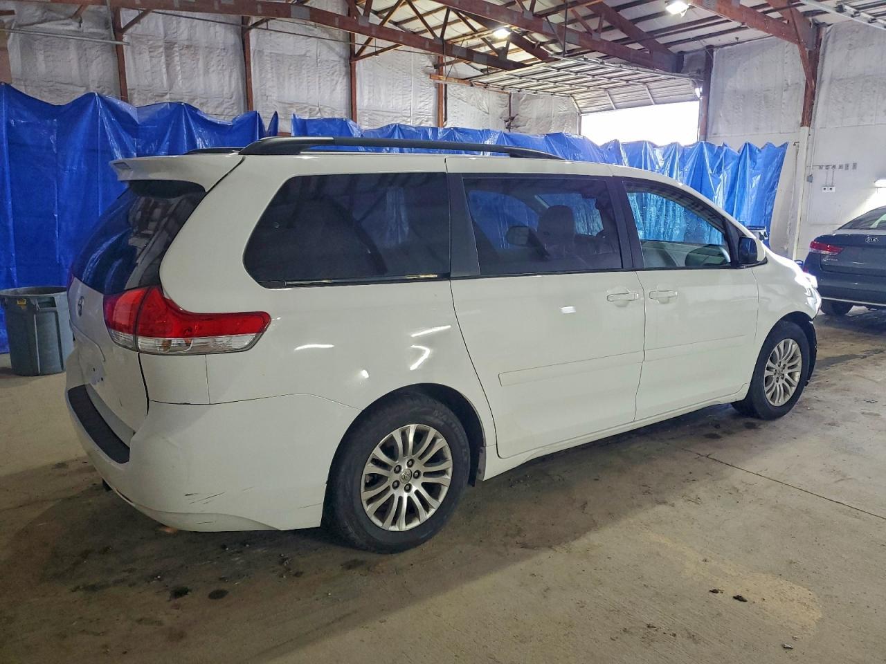 2014 Toyota Sienna Xle - Image 3