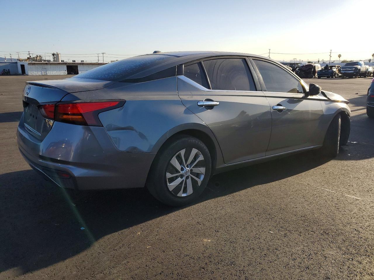 2020 Nissan Altima S - Фото 3