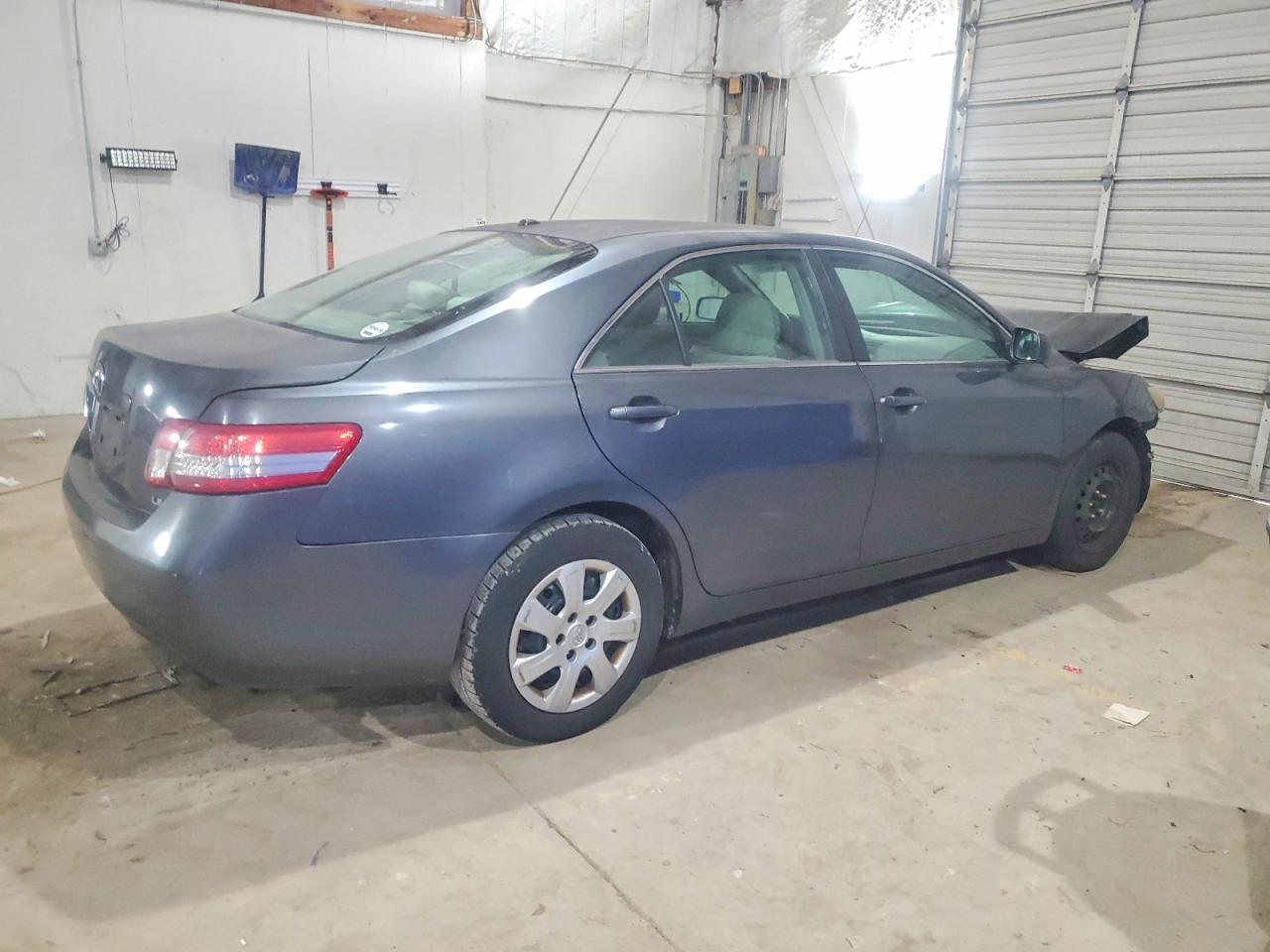 2010 Toyota Camry Le - Фото 3