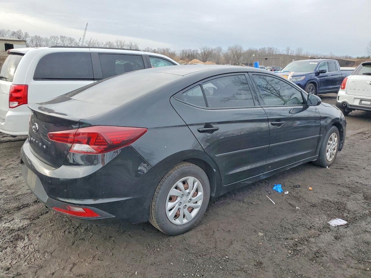 2020 Hyundai Elantra Se - Image 3