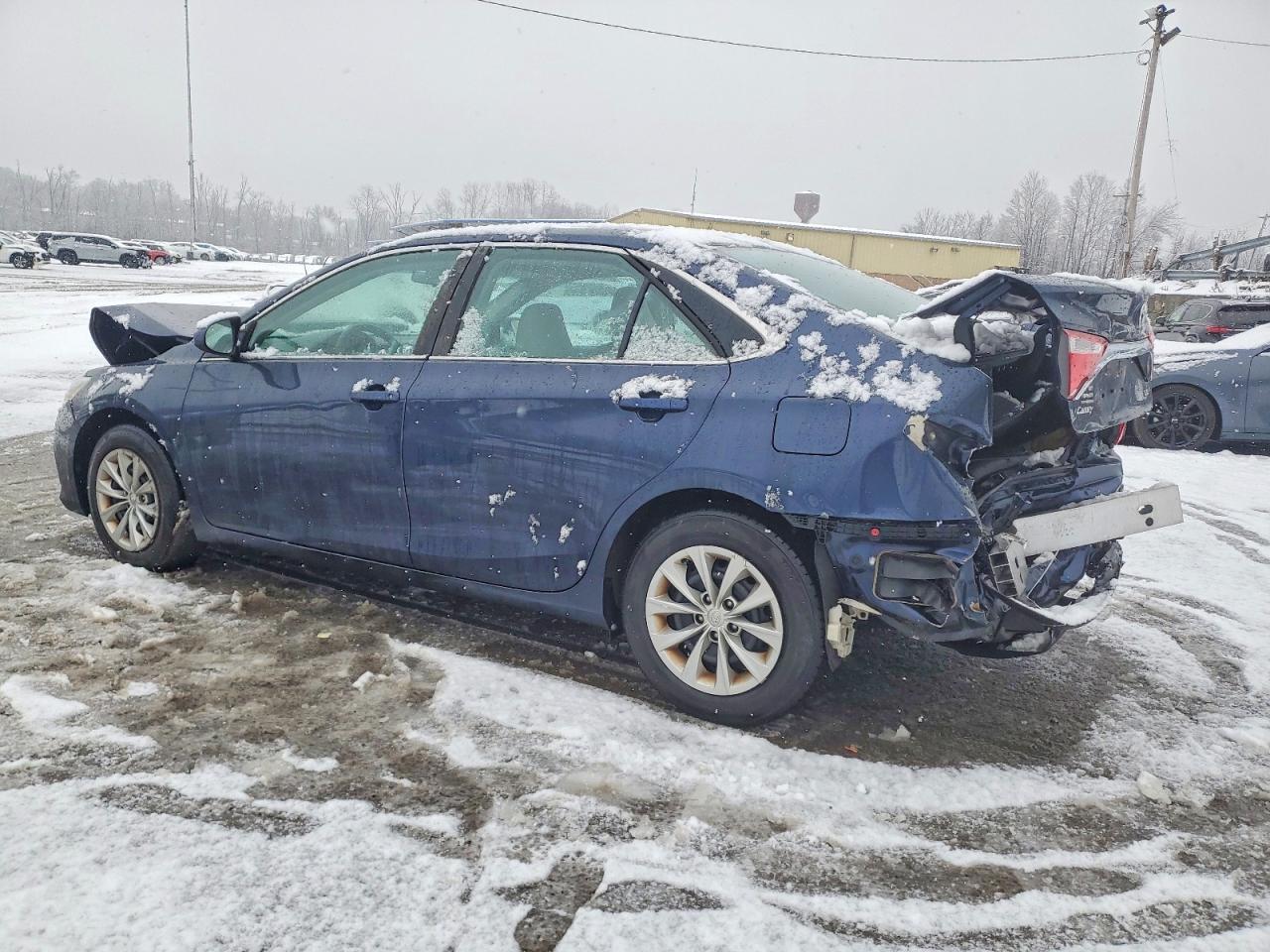 2016 Toyota Camry Le - Фото 2
