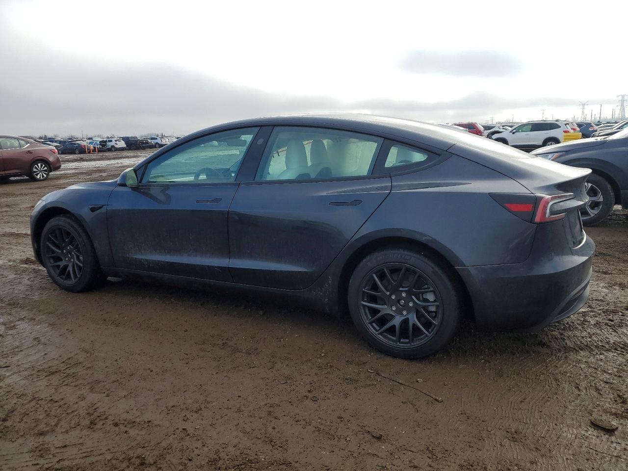 2026 Tesla Model 3 - Фото 2