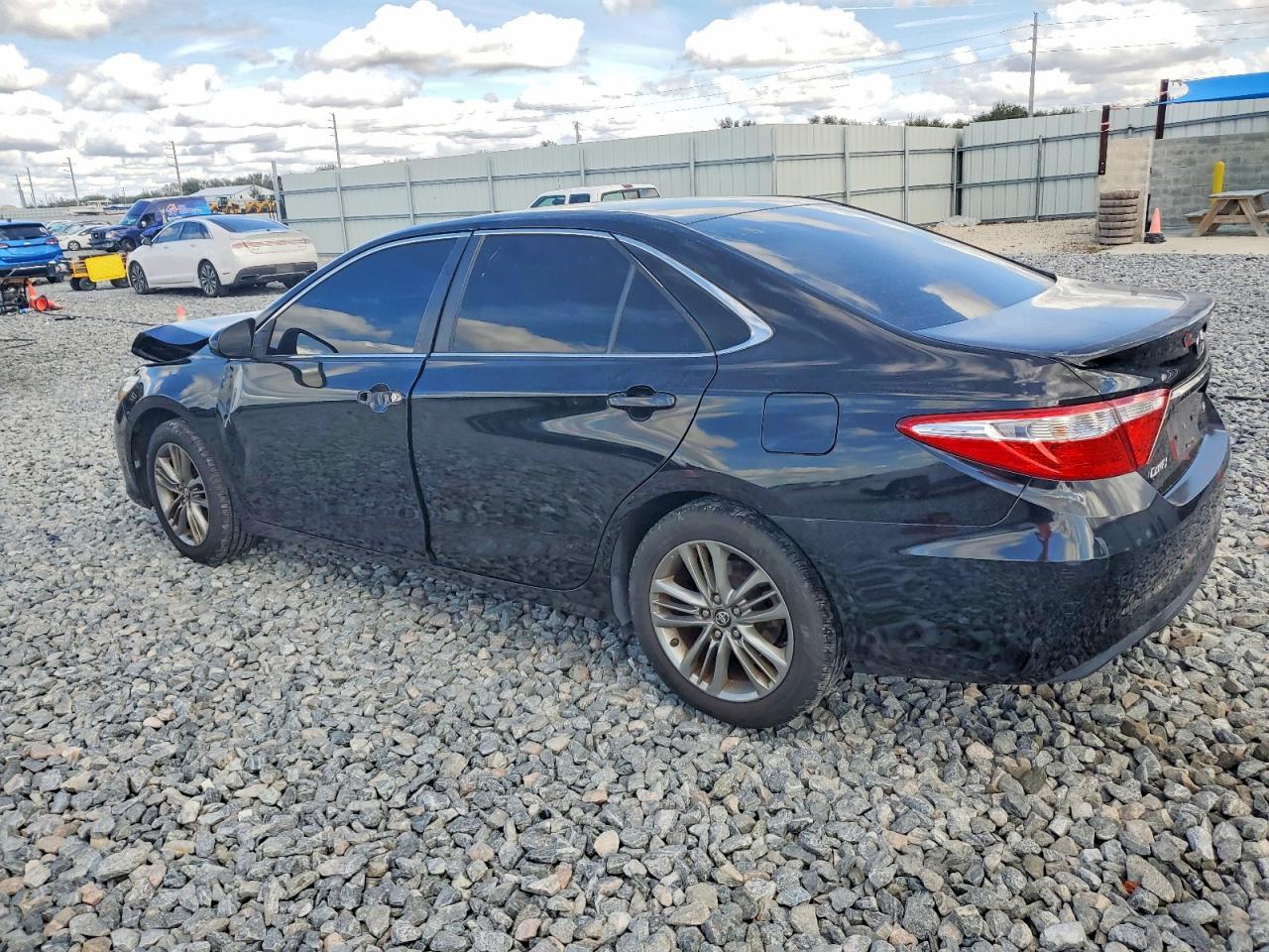 2016 Toyota Camry Le - Фото 2