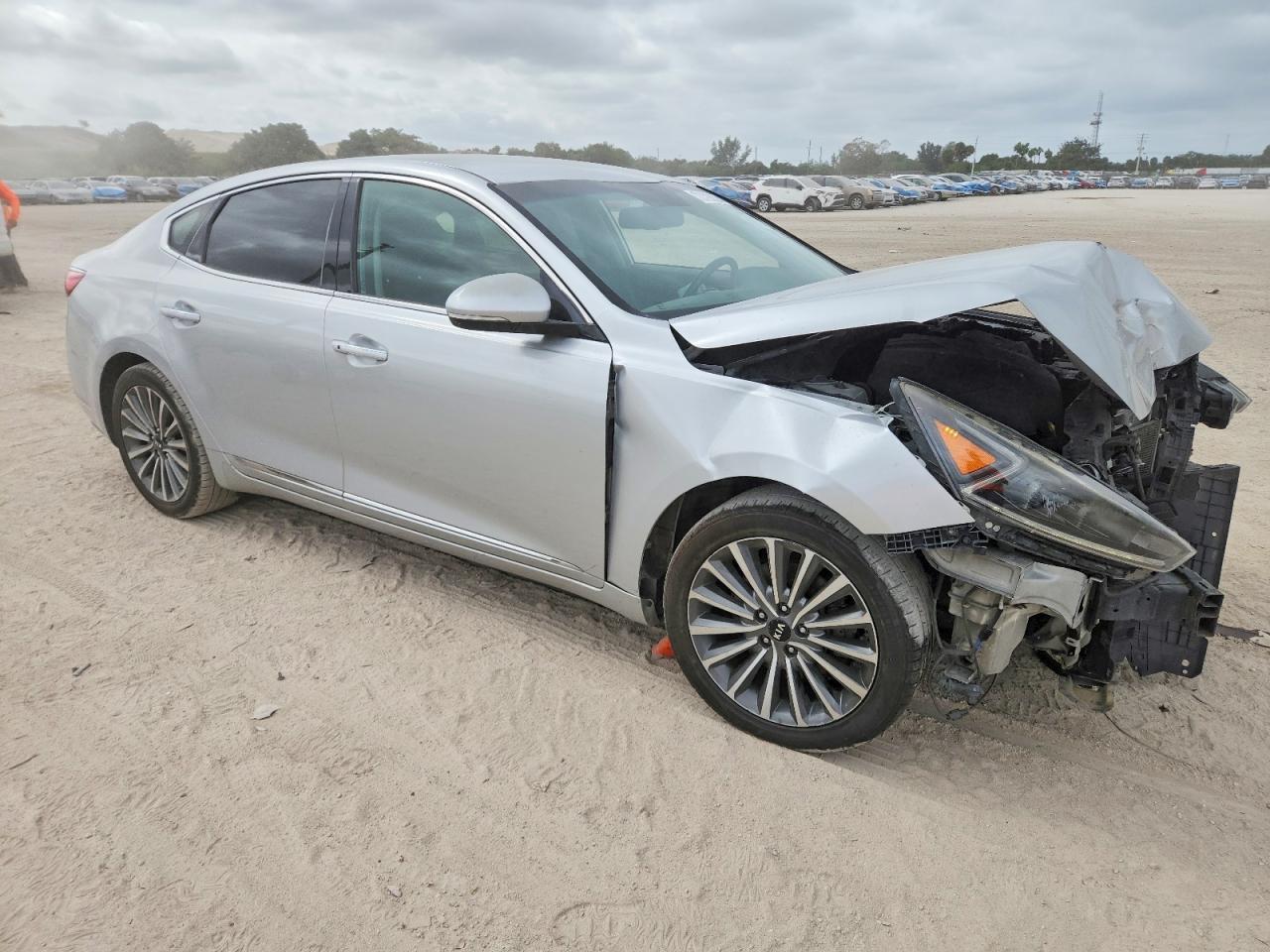2017 Kia Cadenza Premium - Image 4
