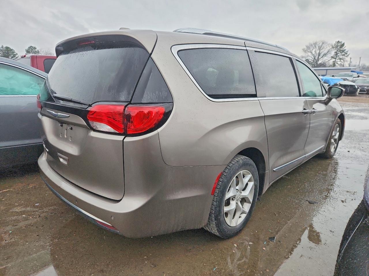 2017 Chrysler Pacifica Touring L Plus - Фото 3