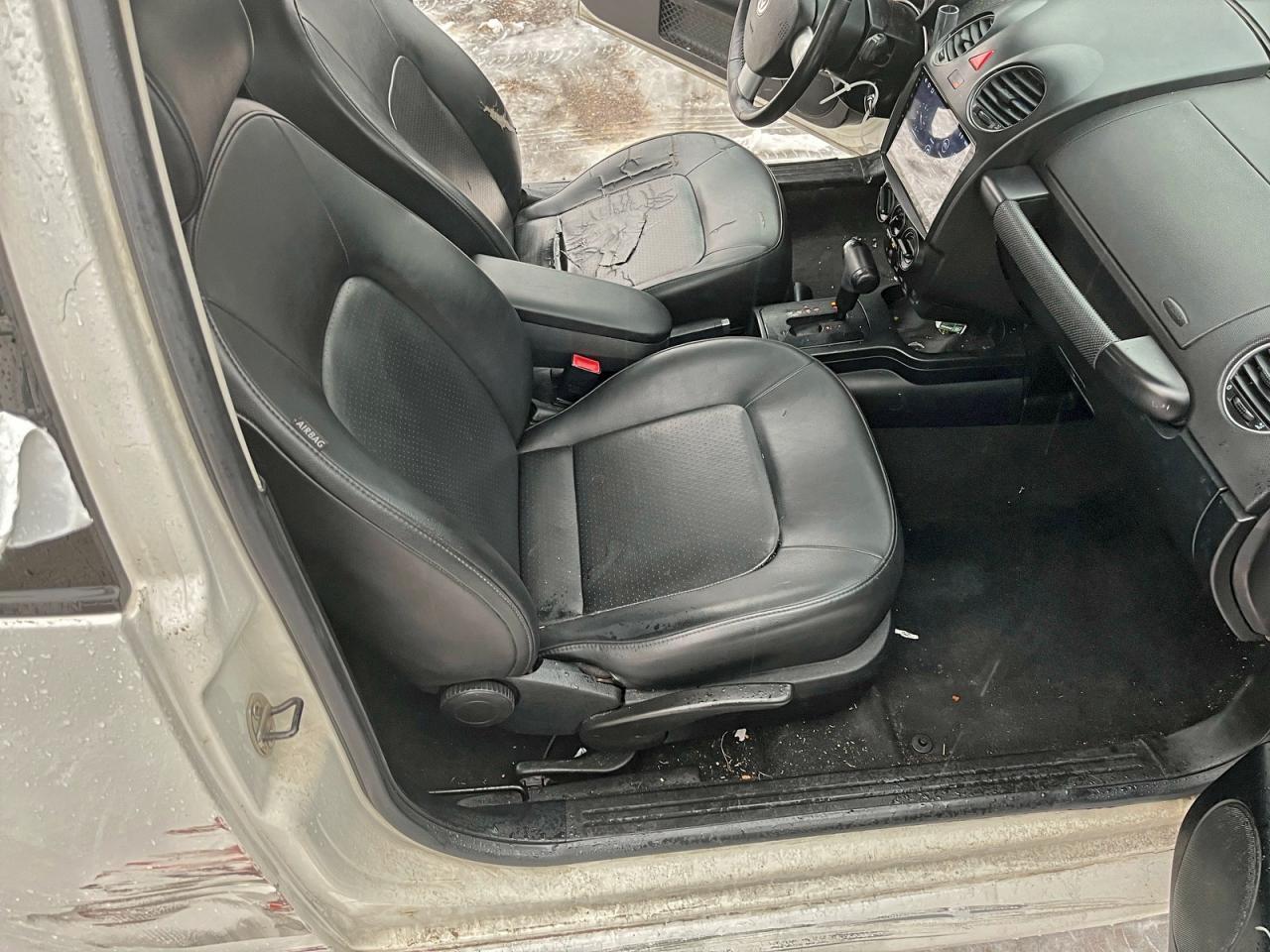 2010 Volkswagen New Beetle - Image 5