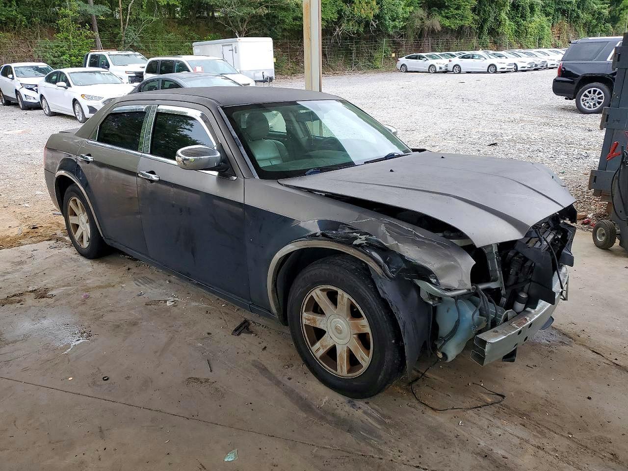 2005 Chrysler 300 Touring - Image 4