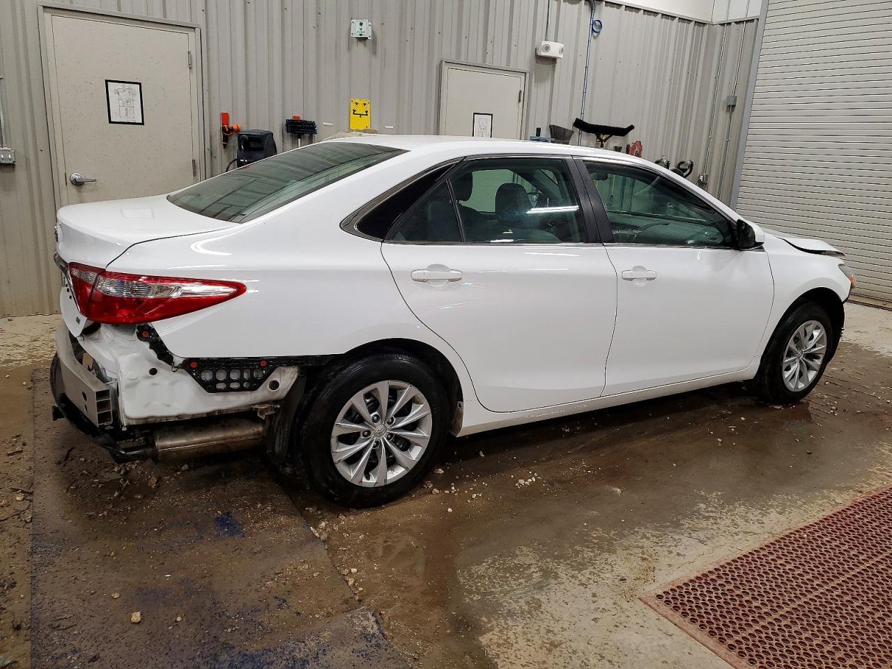 2017 Toyota Camry Le - Фото 3