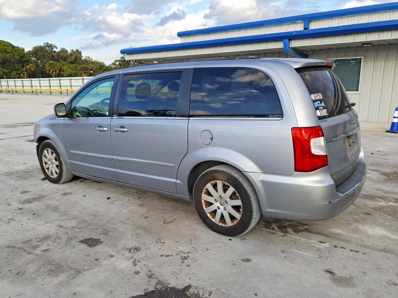 2013 Chrysler Town & Country Touring - Фото 2